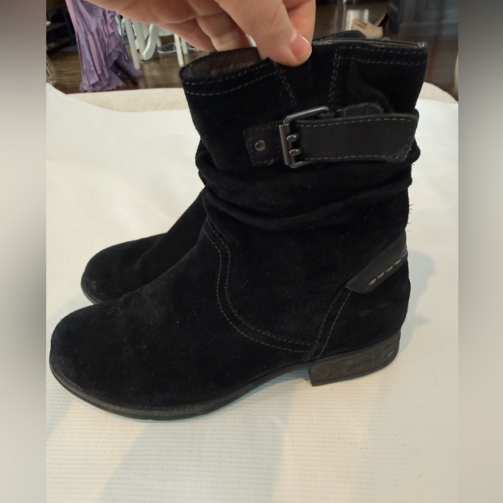 Earth Avani Butternut Black Suede Women's Booties